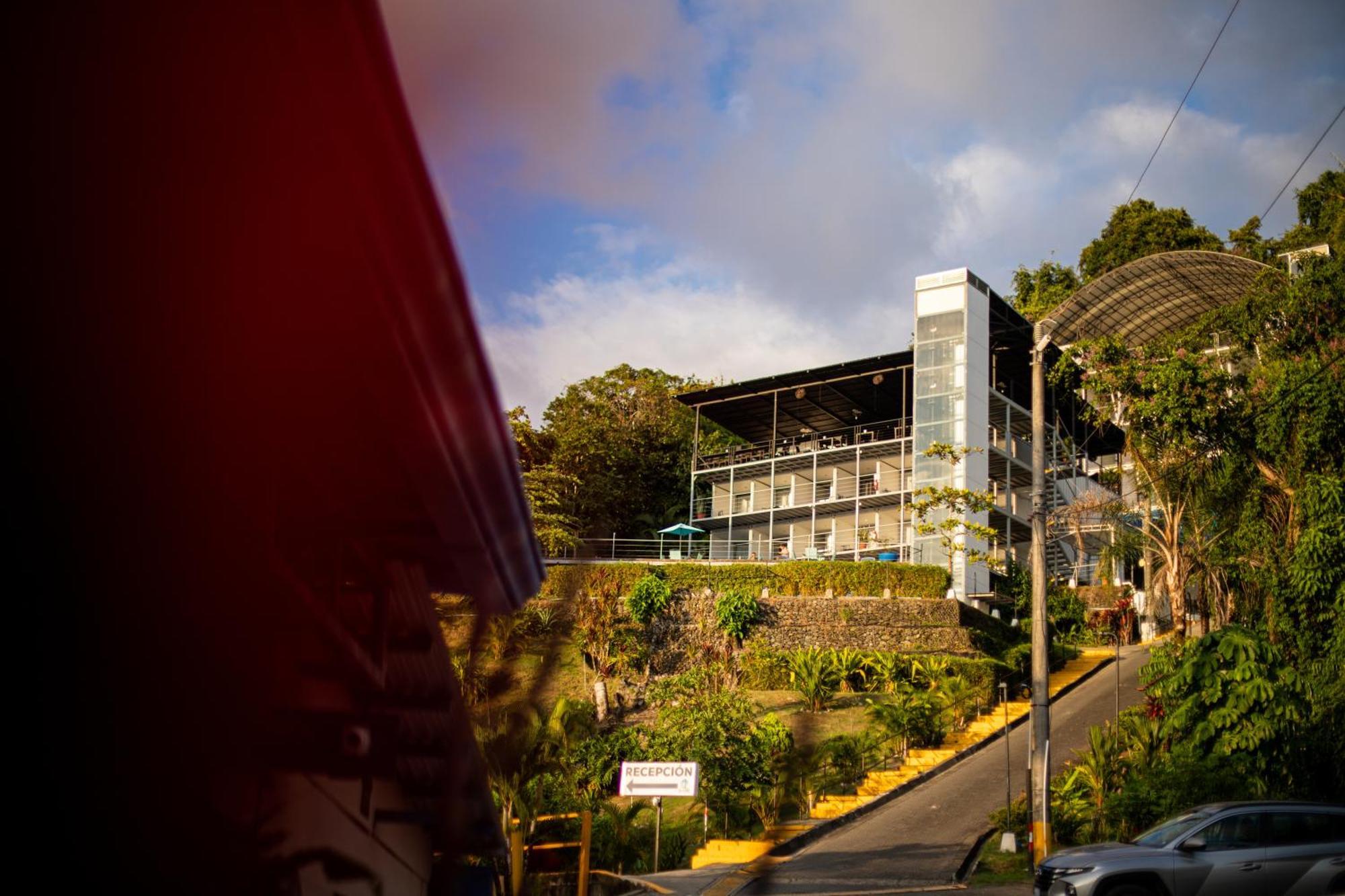 El Faro Containers Beach Hotel Manuel Antonio Esterno foto