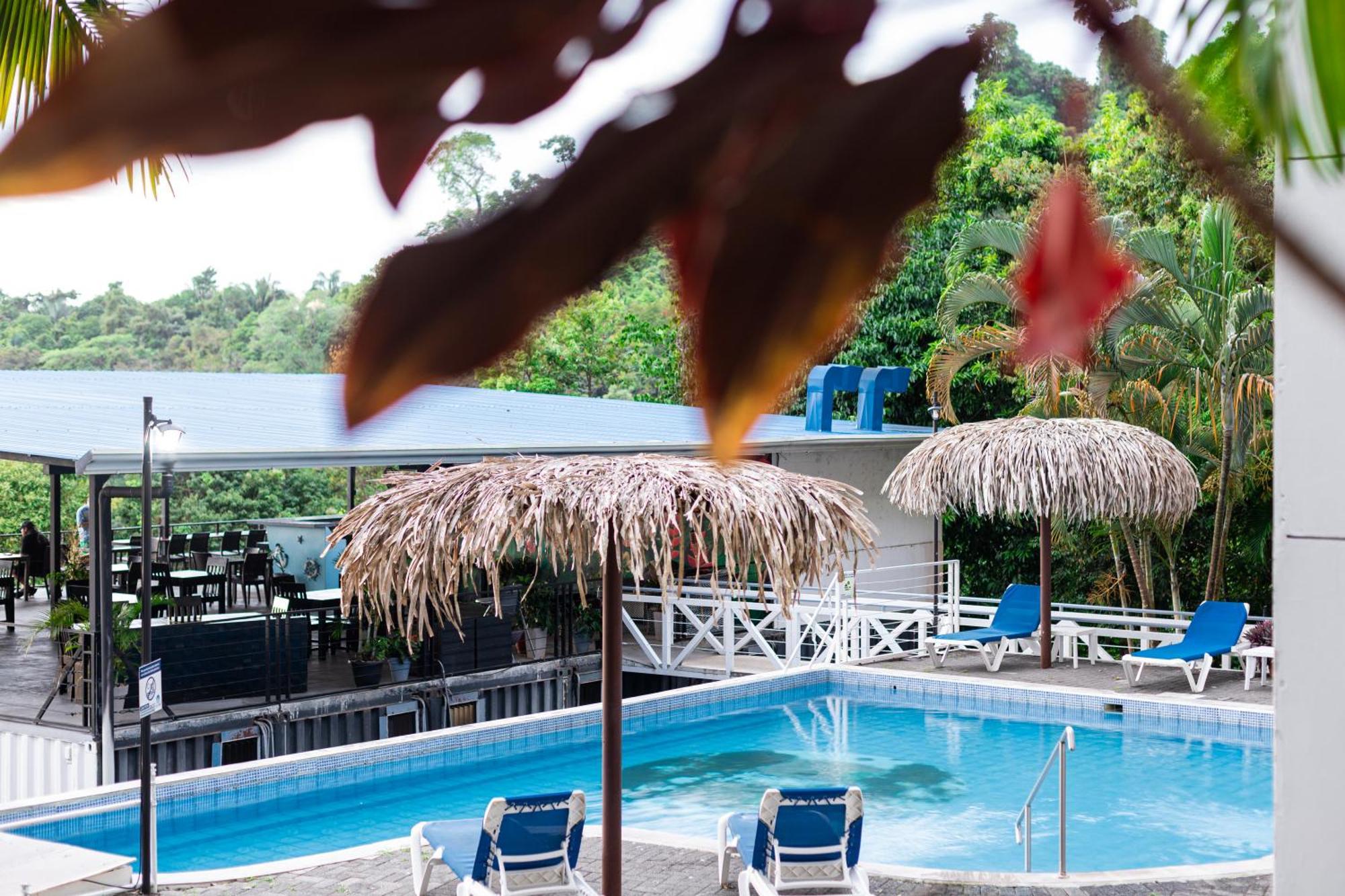 El Faro Containers Beach Hotel Manuel Antonio Esterno foto