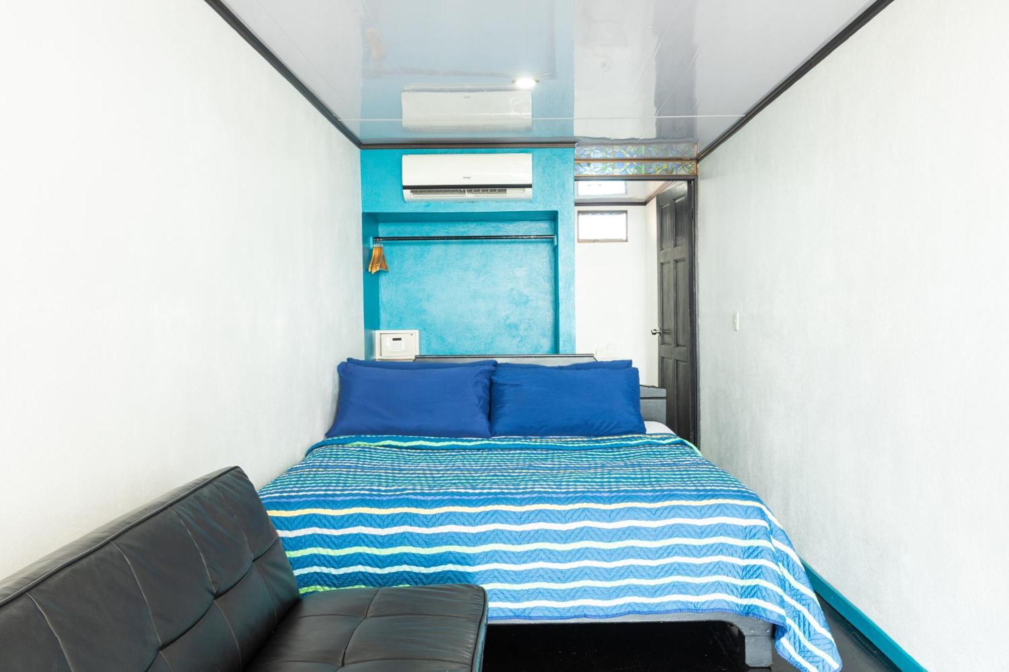 El Faro Containers Beach Hotel Manuel Antonio Esterno foto