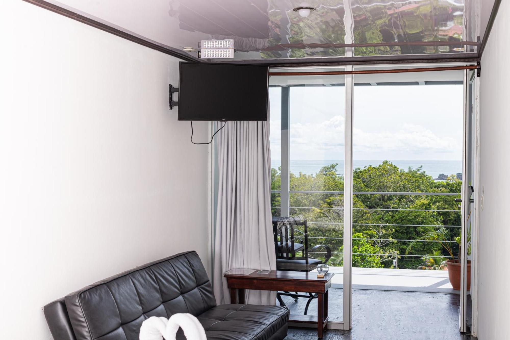El Faro Containers Beach Hotel Manuel Antonio Esterno foto