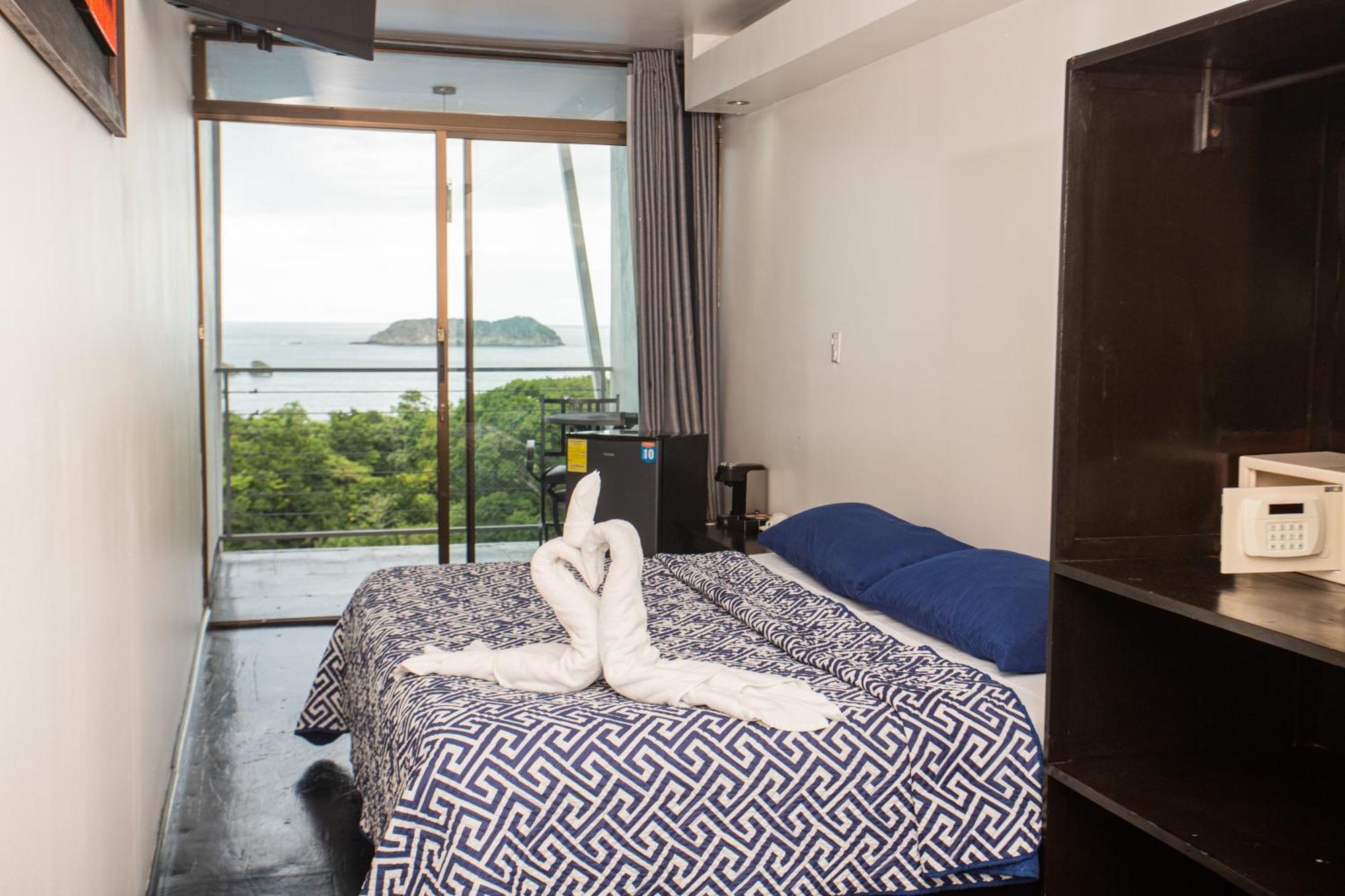 El Faro Containers Beach Hotel Manuel Antonio Esterno foto